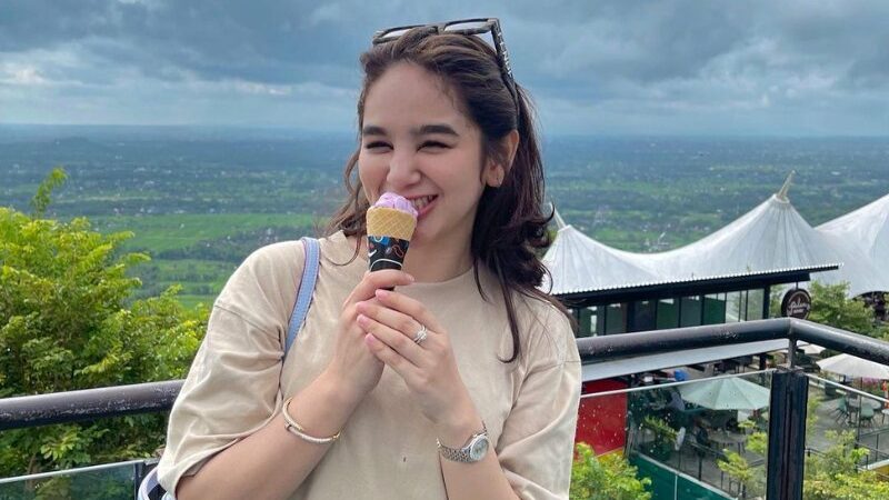 Cekricek.id - Hana Hanifah sering melakukan sejumlah pemotretan dalam dan luar ruangan. Tetapi yang paling menarik adalah senyuman manisnya