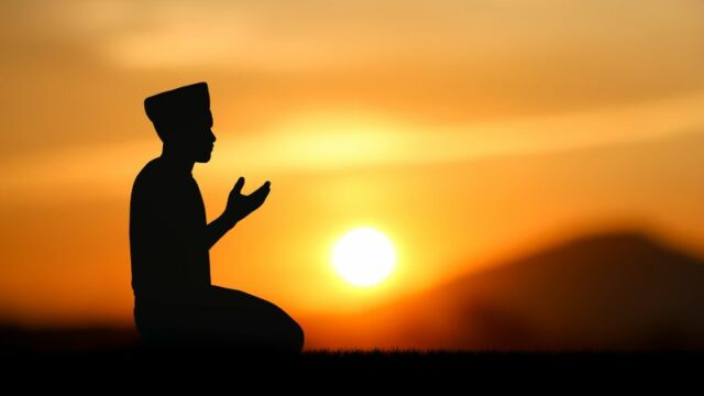 Cekricek.id - Permasalahan berkaitan adat selalu dikaitkan dengan unsur agama. Tetapi bagaimana Islam menyikapi suatu adat yang menyimpang