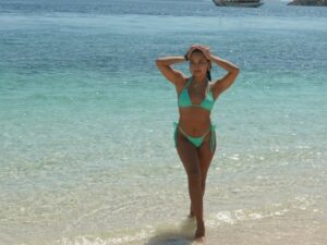 Cekricek.id - Kini Jennifer Coppen memilih untuk mematikan kolom komentar karena penampilannya yang teramat seksi, mengenakan sebuah bikini