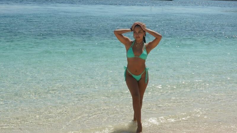 Cekricek.id - Kini Jennifer Coppen memilih untuk mematikan kolom komentar karena penampilannya yang teramat seksi, mengenakan sebuah bikini