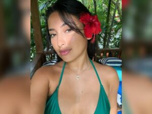 Cekricek.id - Sosok artis cantik Jennifer Coppen disebut sebagai sosok moana di dunia nyata. Apalagi dirinya dianggap memiliki kecantikan natural