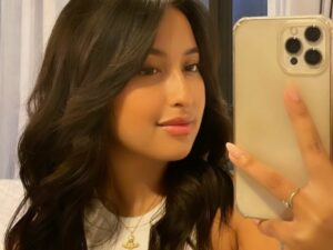 Cekricek.id - Penampilan terbaru Jennifer Coppen mendapat pujian selangit dari netizen. Terutama dengan mengenakan poni serta make up tipis