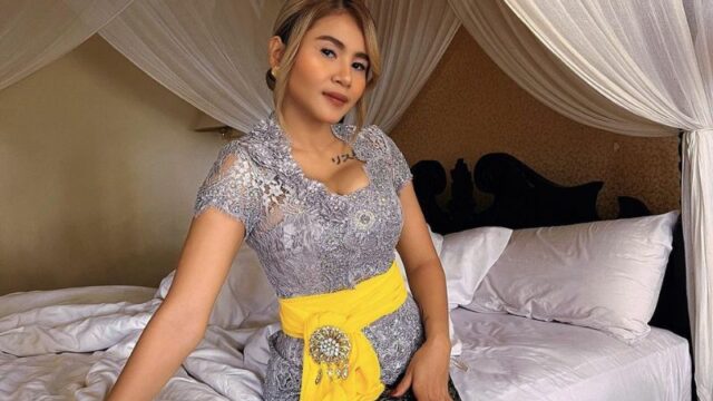 Cekricek.id - Sosok Kartika Wijaksana, istri dari komedian Uus Biasa Aja dianggap selalu menggoda. Intip berbagai pose menggodanya