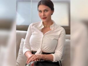 Cekricek.id - Penampilan DJ Katty Butterfly dipuji jadi jauh lebih seksi serta berkelas. Ketika mengenakan sebuah kemeja putih yang lebih tertutup