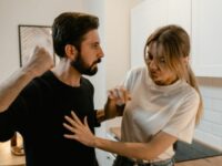 Cekricek.id - Belakangan ini viral terjadinya KDRT dalam rumah tangga. Tapi ada hal yang menjadi pembeda dasar KDRT dan agresi