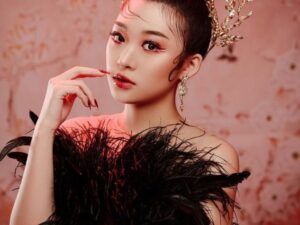 Cekricek.id - Artis cantik Livy Renata kini mendapat banyak pujian dari warganet. Terutama mengenakan konsep merah dan hitam perayaan Imlek