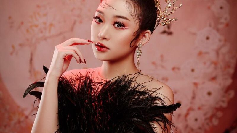 Cekricek.id - Artis cantik Livy Renata kini mendapat banyak pujian dari warganet. Terutama mengenakan konsep merah dan hitam perayaan Imlek