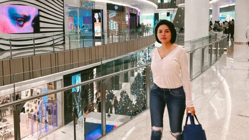 Cekricek.id - Artis cantik Nikita Mirzani kini memamerkan dirinya yang bisa berjalan bebas di mall. Ibu 3 anak tersebut malah dipuji mirip ana gadis