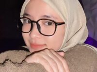 Cekricek.id - Perbedaan pose yang ditampilkan oleh Nissa Sabyan justru juga menampilkan auranya jadi terlihat berbeda, intip posenya