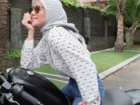 Cekricek.id - Olla Ramlan dianggap memiliki style yang mampu mengalahkan anak perawan. Terutama saat naik moge alias motor gede