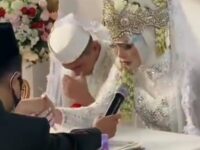 Pernikahan viral di media sosial yang memperlihatkan pengantin wanita berjabat tangan meminta izin menikah kepada wali karena ayah meninggal.