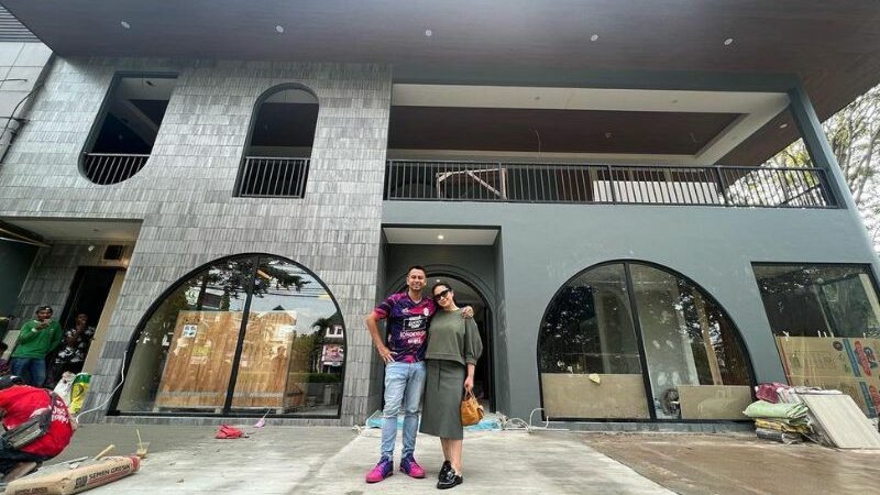 Cekricek.id - Gelar Sultan Andara tampaknya sangat patut disandang oleh Raffi Ahmad. Usai rumah mewah kini bangun restoran untuk mamanya