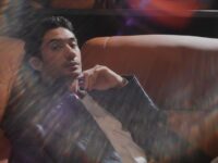 Cekricek.id - Aktor tampan Reza Rahadian dengan blak-blakan menceritakan bagaimana perjuangannya untuk mencari sang ayah karena ini