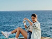 Cekricek.id - Artis cantik Amanda Rawles ternyata begitu suka melakukan pemotretan di luar ruangan alias konsep outdoor, intip potretnya