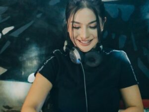 Cekricek.id - Siva Aprilia biasanya tampil dengan pakaian seksi ketika hendak manggung menjadi seorang DJ, kini malah cuma kaosan