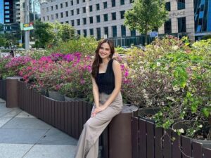 Cekricek.id - Artis cantik Syifa Hadju dipuji semakin bening saat sedang liburan di Singapura. Padahal dari segi outfit ini tampil begitu sederhana