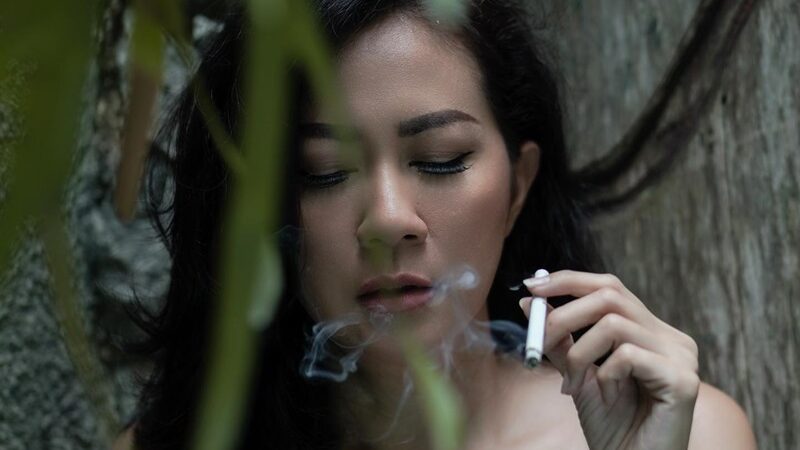 Tante Atien hebohkan jagat maya dengan unggahan potretnya yang sedang merokok sembari memperlihatkan aurat seksinya yang aduhai.