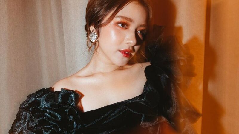 Cekricek.id - Belakangan ini sosok cantik Tiara Andini mengunggah potretnya dengan mengenakan gaun hitam, intip berbgaia potret menawannya