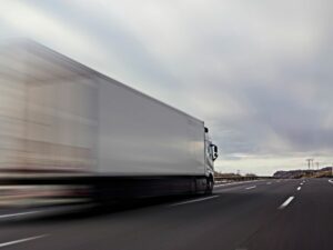 Cekricek.id - Hanya demi konten viral seorang remaja terpaksa harus merelakan nyawa karena tewas tertabrak truk, warganet sayangkan aksinya