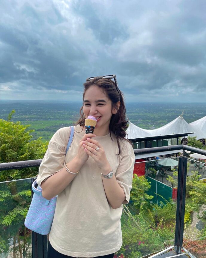 Intip 4 Pesona Hana Hanifah Pose di Luar Ruangan, Senyumnya Manis Banget