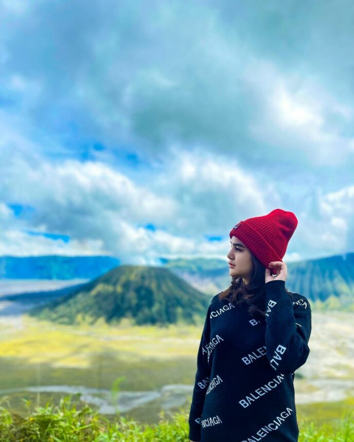 Intip 4 Pesona Hana Hanifah Pose di Luar Ruangan, Senyumnya Manis Banget