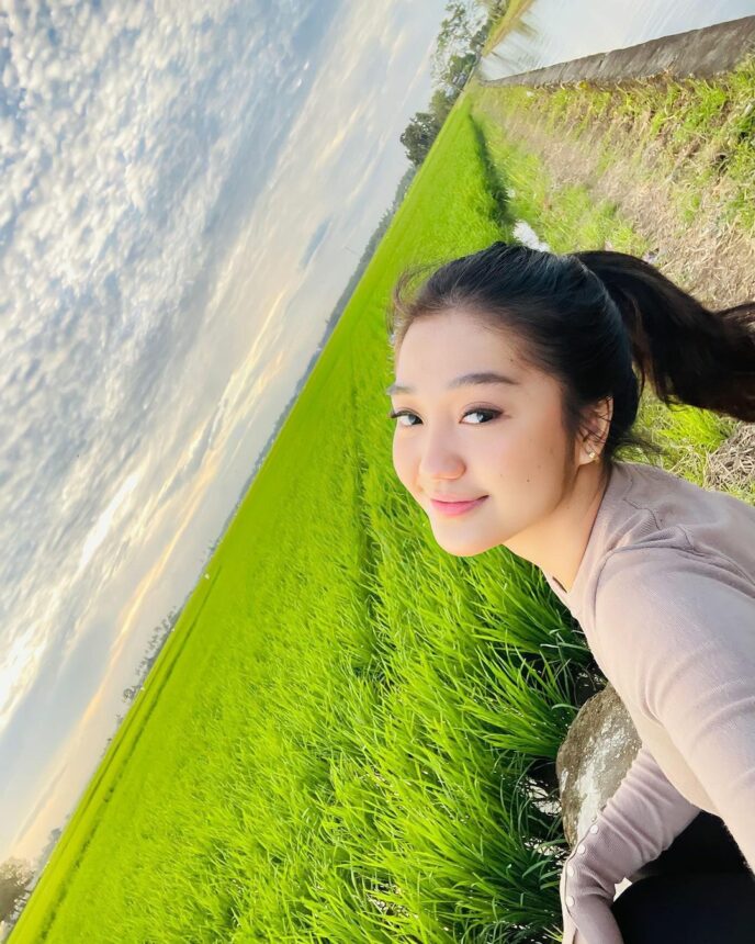 Potret Cantik Chika Candrika di Sawah, Auranya Kelihatan Bahagia Banget