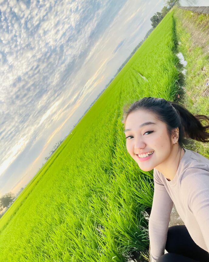 Potret Cantik Chika Candrika di Sawah, Auranya Kelihatan Bahagia Banget