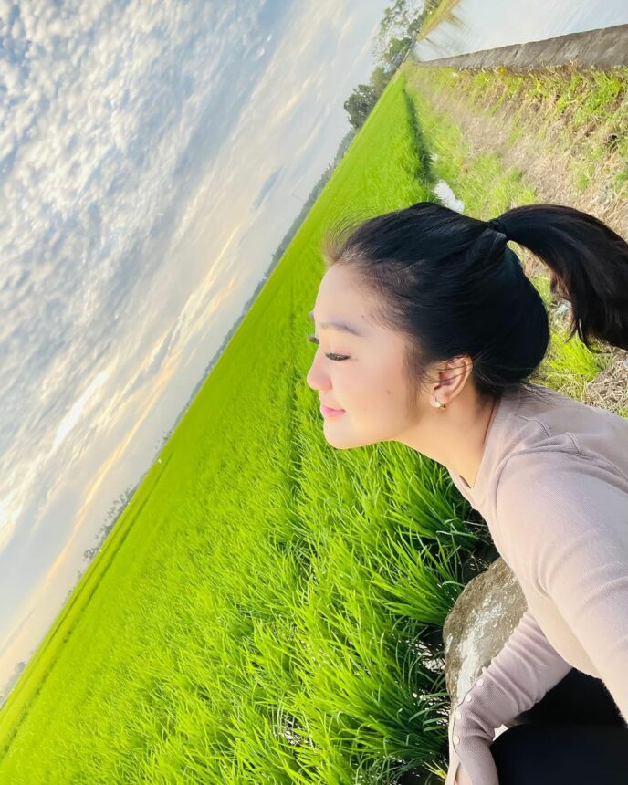 Potret Cantik Chika Candrika di Sawah, Auranya Kelihatan Bahagia Banget