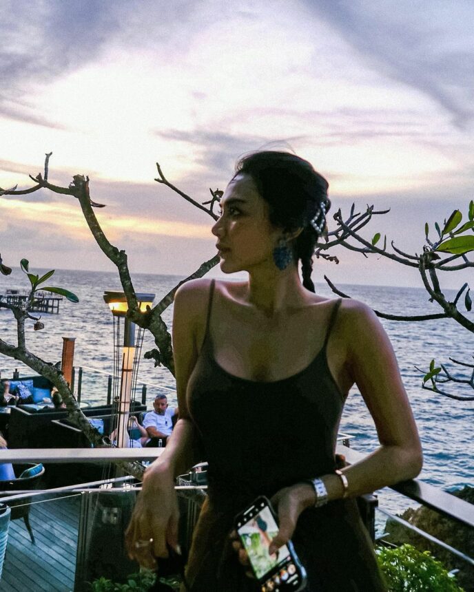 Wika Salim Buat Semua Pemandangan Jadi Indah, Netizen: Karena Pakaian Ketatnya 4 Lampiran Gambar