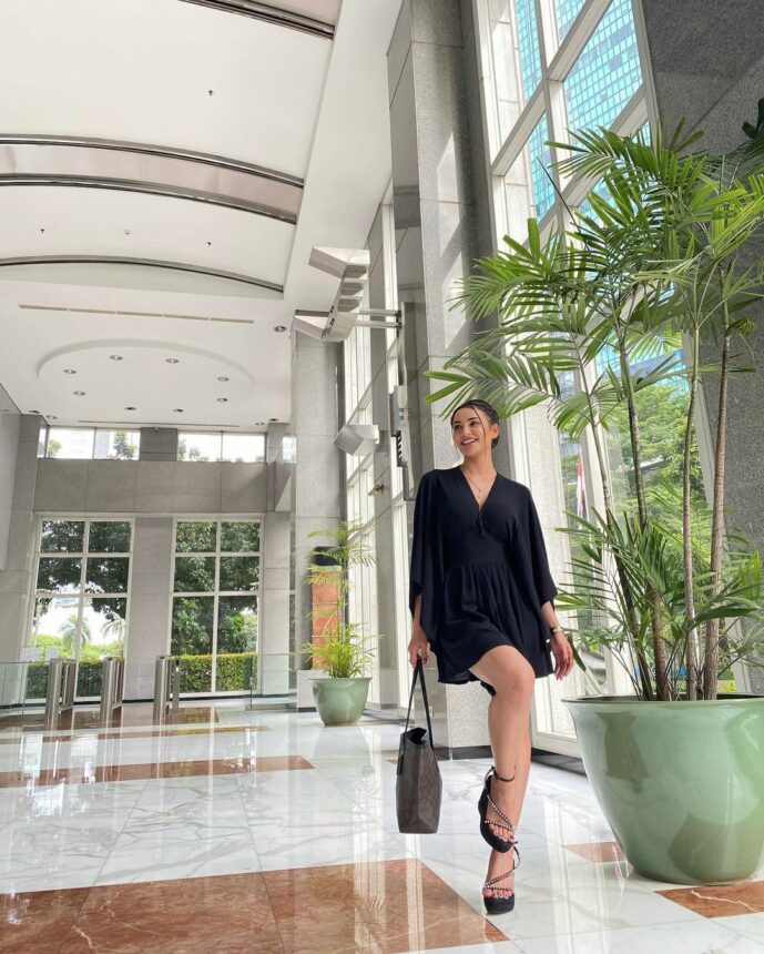 Intip Potret Cantik Nora Alexandra yang Makin Bersinar Dengan Gaun Hitam Tertutup 4 Lampiran Gambar