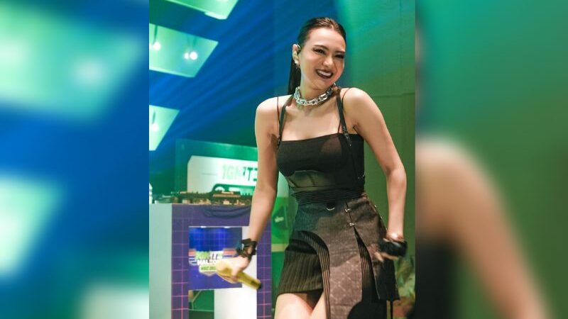 Cekricek.id - Outfit Wika Salim dengan penampilan serba hitam alat pemakaman pun tetap membuatnya tampil cantik, jadi janda kesukaan