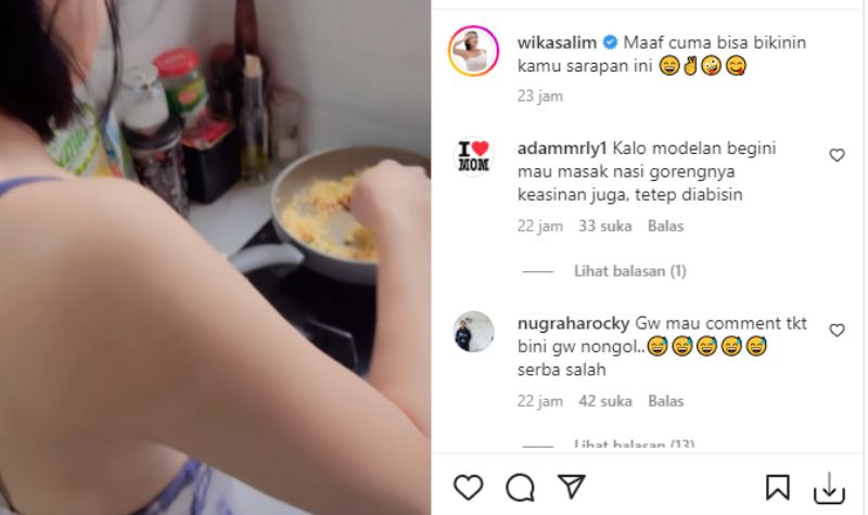 Wika Salim Masak Pakai Baju Seksi, Netizen: Asin Aja Pasti Dihabisin Tuh 2 Lampiran Gambar