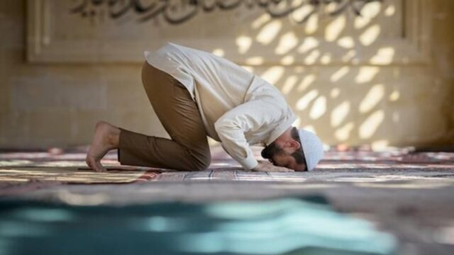 Inilah tips yang dapat Kamu lakukan agar bisa candu dalam salat dan salat tidak bolong bolong lagi, sangat membantu menambah pahala.