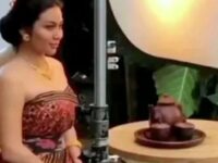 Ariel Tatum mencuri perhatian publik dengan penampilannya yang memakai salah satu bahu adat jawab degan motif batik bikin pangling.