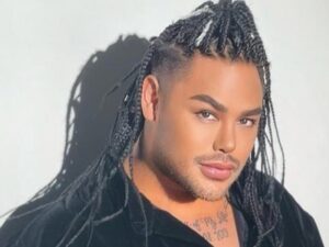 Penampilan Ivan Gunawan yang mengganti rambutnya menjadi lebih panjang dan dikayak mencuri perhatian publik dan menuai komentar.