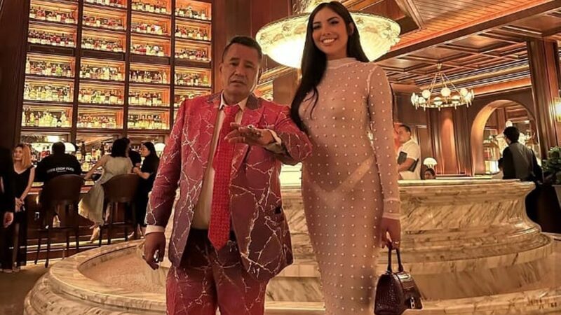 Aksi Millen Cyrus yang mengenakan gaun seksi dan juga tranparan dalam sebuah acara mewah mencuri perhatian publik dan menuai komentar.