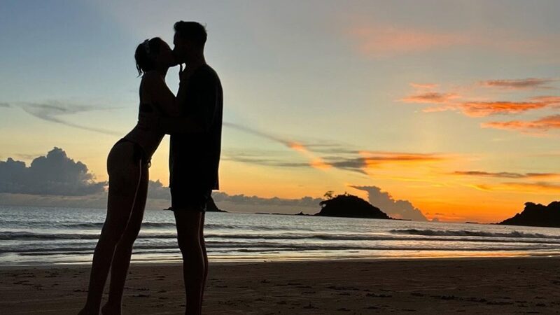 Nikita Mirzani hebohkan jagat maya unggahan potret mesranya dengan kekasih barunya di pantai dan hanya memakai bikini seksi berwarna merah.