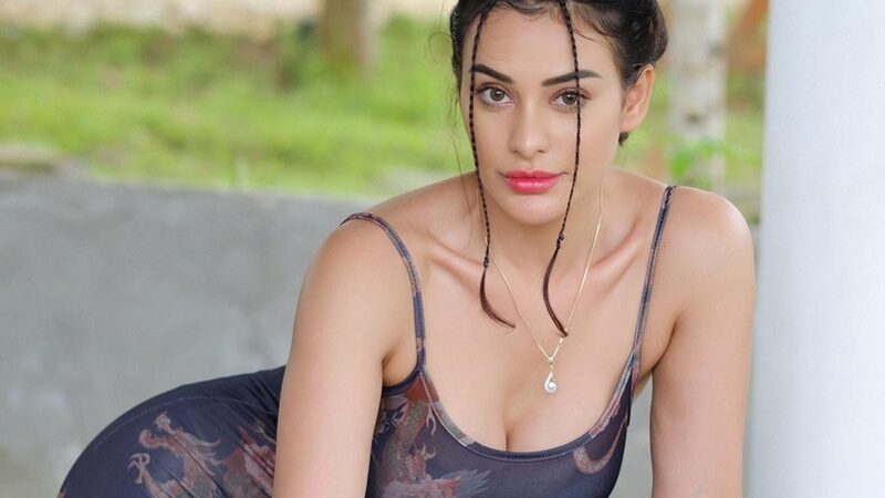 Nora Alexndra hebohkan jagat maya aksi berfotonya yang seperti singa, ia lantas menjual minuman susu kaleng yang mencuri perhatian publik.