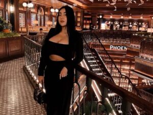 Pamela Safitri mencuri perhatian publik dengan unggahan foto seksinya yang mengenakan dress serba hitam di sebuah gedung mewah.