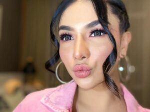 Siva Aprilia hebohkan jagat maya dengan unggahan sebuah foto seksinya yang mengenakan baju terbuka dengan memperlihatkan belahan dada.