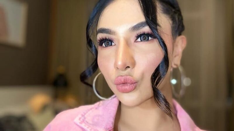 Siva Aprilia hebohkan jagat maya dengan unggahan sebuah foto seksinya yang mengenakan baju terbuka dengan memperlihatkan belahan dada.