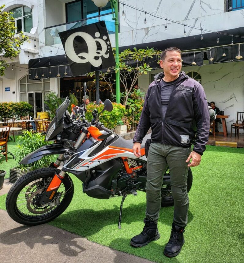 Meski Usianya Sudah 50 Tahun Lebih, Aktor dan Musisi Tanah Air Ini Masih Kelihatan Muda dan Tampan 5 Lampiran Gambar