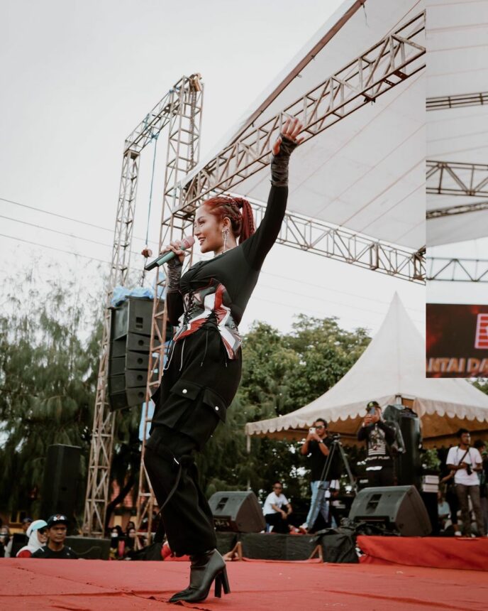 Usai 10 Bulan Lahiran, Siti Badriah Kembali Manggung Nyari Cuan Lagi 4 Lampiran Gambar