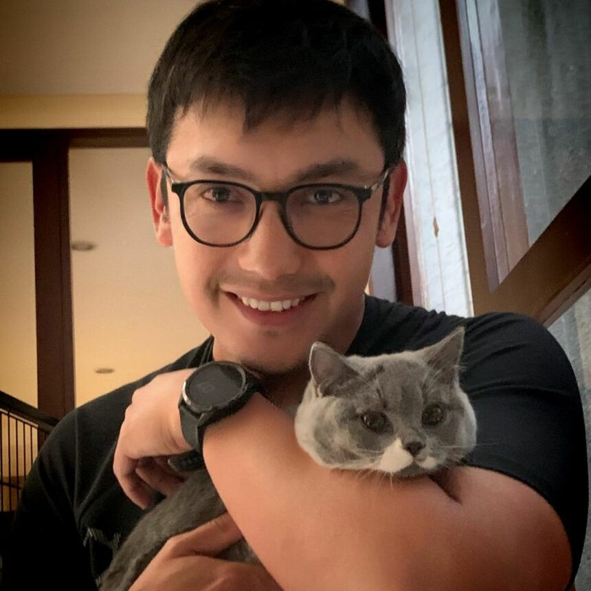 Meski Usianya Sudah 50 Tahun Lebih, Aktor dan Musisi Tanah Air Ini Masih Kelihatan Muda dan Tampan 6 Lampiran Gambar