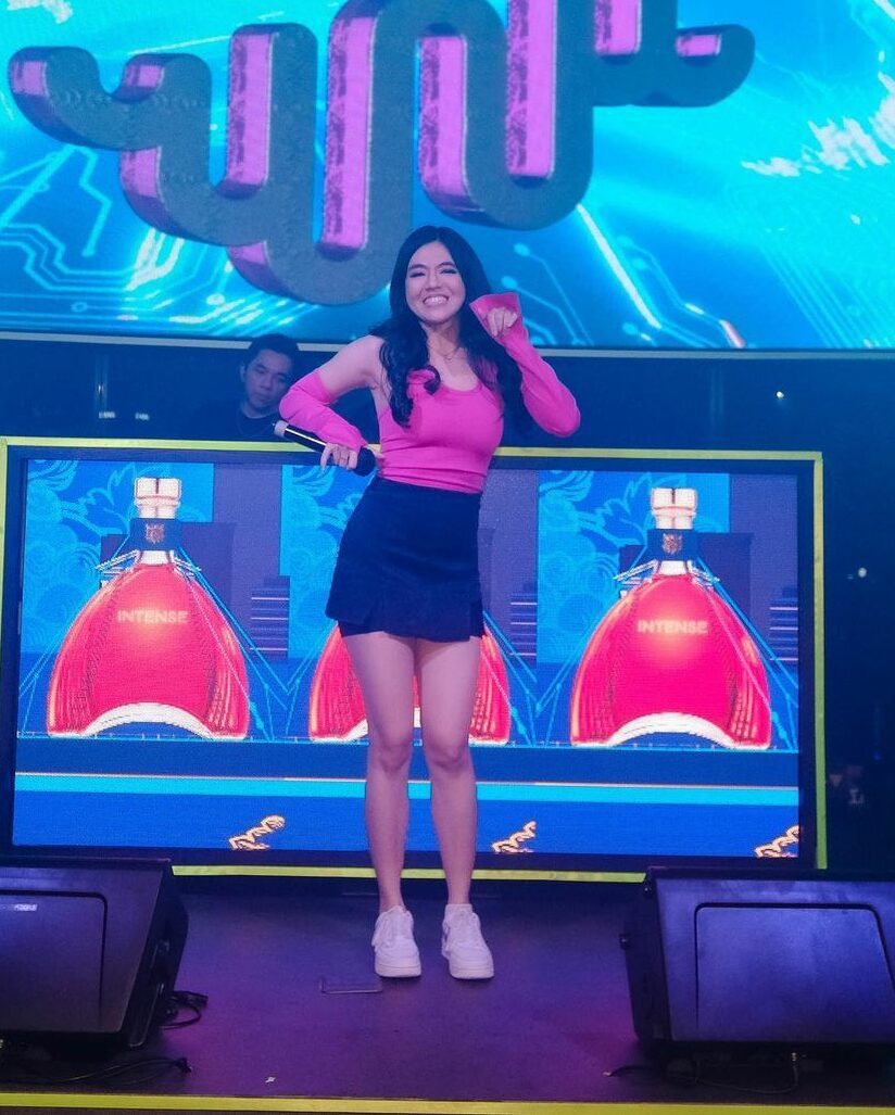 3 Outfit DJ Una di Panggung, Gaya Kasual dengan Tanktop Hingga Mini Dress Bling-bling 4 3 Outfit DJ Una di Panggung, Gaya Kasual dengan Tanktop Hingga Mini Dress Bling-bling