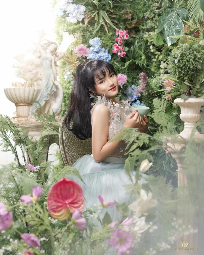 Cosplay Jadi Wanita Kebun, Kecantikan Fuji Nggak Kalah Saing Sama Bunga-bunga di Sekitarnya 2 Lampiran Gambar