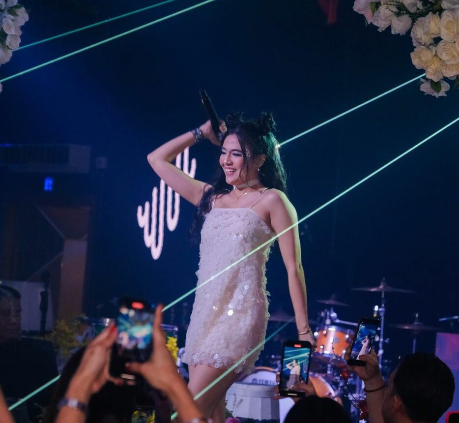 3 Outfit DJ Una di Panggung, Gaya Kasual dengan Tanktop Hingga Mini Dress Bling-bling 6 3 Outfit DJ Una di Panggung, Gaya Kasual dengan Tanktop Hingga Mini Dress Bling-bling