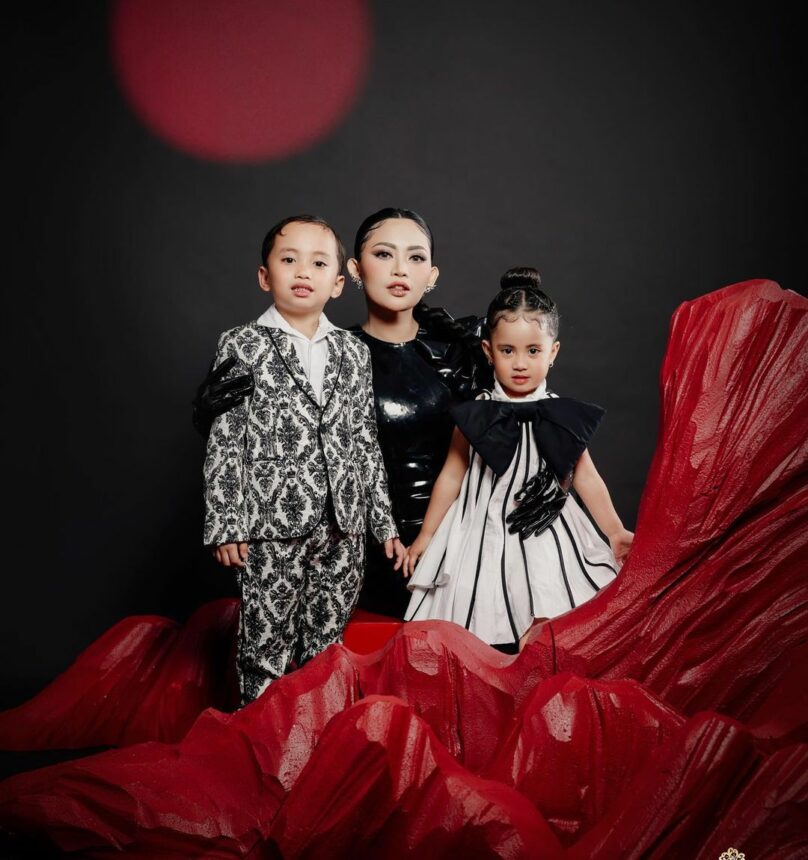 Rachel Vennya Jadi Ratu Bulan, Badas dengan Rambut Kepang Super Panjang