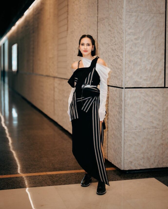 Penampilan Baru Pevita Pearce Sukses Bikin Netizen Ketar-ketir 2 Penampilan Baru Pevita Pearce Sukses Bikin Netizen Ketar-ketir