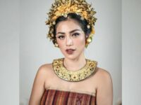 Cekricek.id – Jessica Iskandar atau yang akrab disapa Jedar itu berhasil menyorot perhatian dengan dandanannya yang menggunakan pakaian khas daerah Bali. Dia tampil cantik dan anggun hingga dijuluki oleh para penggemarnya sebagai ratu. Mereka tampaknya begitu terpukau dengan penampilan idola mereka tersebut.